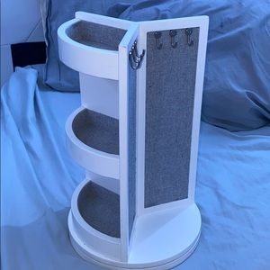Rotating jewelry stand